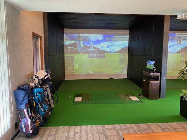 <#クラブハウスの中にシュミレーションゴルフ#>