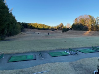 <#300ヤードの練習場、地産地消のレストランメニュー#>